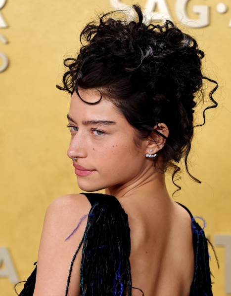 Odessa A'zion posing over her shoulder